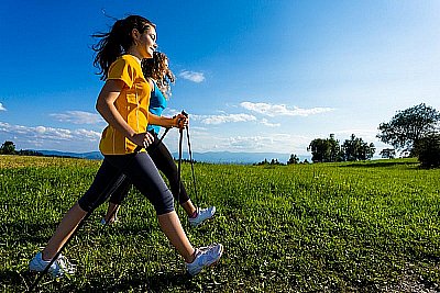 Nordic walking - nauczmy się dobrze chodzić